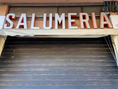 Un palese esempio di uso di �plexiglass anni 50� � la targa della Salumeria Micunco, presente in via Pasubio dal 1958. Si nota qui la leggibilit� associata ai caratteri lineari
